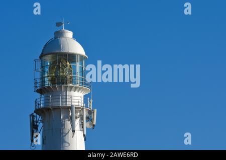 Grand Éclairage Torche Sur La Tour Du Phare De Slangkop Banque D'Images