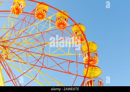 La roue Ferris sur un fond de ciel bleu clair. Banque D'Images