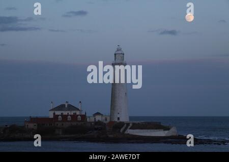 Whitley Bay, Northumberland, Royaume-Uni, Le 8 Février 2020, La Lune Avec Le Phare De Saint Mary, La Lune À 98% Cirant Gibbous, Crédit David Whinham/Alay Live News Banque D'Images