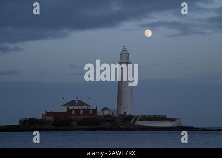 Whitley Bay, Northumberland, Royaume-Uni, Le 8 Février 2020, La Lune Avec Le Phare De Saint Mary, La Lune À 98% Cirant Gibbous, Crédit David Whinham/Alay Live News Banque D'Images