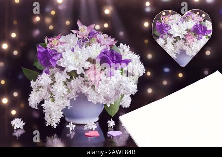 Bouquet de fleurs, papier et coeur sur fond noir avec bokeh, teinté en violet. Le Concept De La Saint Valentin Banque D'Images