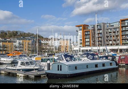Port de plaisance de Portishead sur la côte de Bristol près de Bristol West of England, le jour ensoleillé et ensoleillé de février. Cafés et boutiques sont là aussi. Banque D'Images