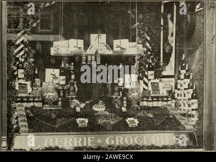 Épicerie Canadienne Octobre-Décembre 1913 . , a remporté le troisième prix du concours de 1912 pour les places de moins de 10 000 habitants. Le devant, les côtés et le dos du Dow-Win au sommet ont été couverts de l'épinette verte, avec du coton battant pour representneiger. On a aussi utilisé du papier de tissu rouge et vert, avec des fleurs occasionnelles, des chrysanthèmes, des violettes, des œillets, etc. L'avant de la fenêtre contient divers types de bonbons, noix, oranges, pommes, raisins de Malaga, chocolats, gingembre préservi, raisins secs de couche, boîtes de chocolats, ananas, beignets, dattes, figues, confitures, cerises de glace, bouteilles de cher-ries, pommes butte Banque D'Images