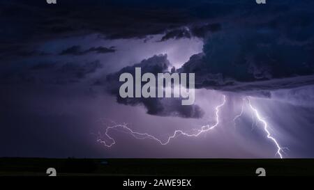 Le temps orageux et la foudre frappent lorsqu'un orage traverse les plaines près de Broadus, Montana, États-Unis Banque D'Images