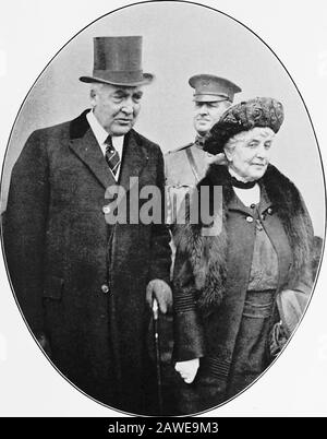 Rapport de la réunion de l'association de la famille Grant à la célébration du 100ème anniversaire de la naissance d'Ulysses Simpson Grant à Washington, D.C., 27 avril 1922, et des exercices à New York et point Pleasant, Ohio . r propre terre. Une partition de nouvelles républiques ont débrigué leurs drapeaux, et la démocratie a ouvert de nouvelles avenues de liberté et rendu la justice plus sûre.la civilisation a par ailleurs fait de telles avancées qu'il y a une divinité apparente pointant la voie. Et pourtant cette civilisation même, moreavançant que retranché, a été menacée par la guerre mondiale, et les guerres qui ont suivi établissent Banque D'Images