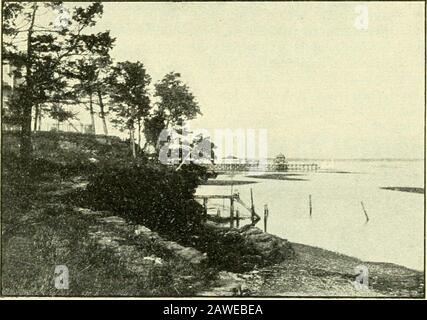 Trolley voyage à travers la Nouvelle Angleterre .. . Le long DE LA RIVE DU SON JUGE CAVE SUR WEST ROCK La voiture New Haven court bientôt thro la belle autoroute atStratford. Certaines de ces rues, survoûtées par des ormes perfectyformées, sont de plus de cent pieds de large. En traversant près de l'embouchure de la rivière Housatonic, nous descendons jusqu'au bout de l'ombre de la mer, puis suivez de près la rive jusqu'à Milford. Une fois sur la rivière Indian, la route longe de nouveau la rive, et si près de l'eau que les vagues atteignent presque les rails.En quelques minutes nous sommes à Woodmont, un endroit d'été populaire. Savin Rock, notre prochain arrêt, est un Banque D'Images