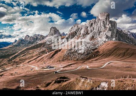 Collines brunes et Passo Giau dans les Dolomites, vue aérienne Banque D'Images