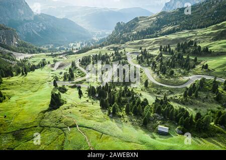 Vue aérienne de la route sinueuse à Passo Gardena, Dolomites, Europe Banque D'Images