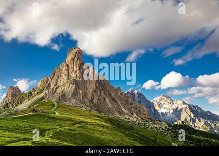 Passo Giau, pic d'Averau dans les Dolomites, vue aérienne Banque D'Images