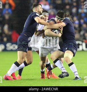 Edinburgh, SCOTLAND - FÉVRIER 08: Owen Farrell exerce une forte pression contre Adam Hastings et Rory Sutherland lors du match Guinness Six Nations de 2020 entre l'Ecosse et l'Angleterre à Murrayfield le 8 février 2020 à Édimbourg, en Écosse. (Photo de Chris McCluskie/SportPix/MB Media) Banque D'Images