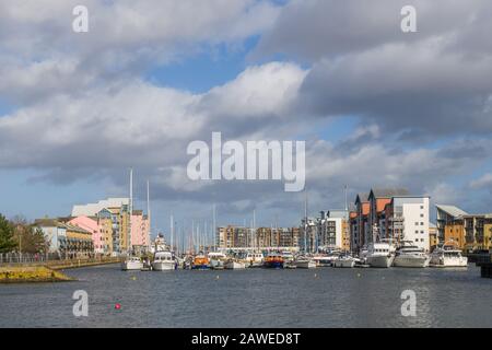 Port de plaisance de Portishead sur la côte de Bristol près de Bristol West of England, le jour ensoleillé et ensoleillé de février. Populaire auprès des marcheurs et des visiteurs. Banque D'Images