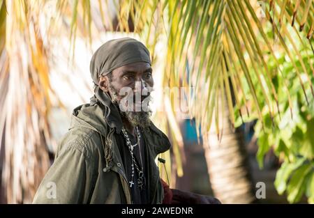 Roatan, HONDURAS-16 JANVIER 2019: Un homme non identifié de la garifuna est vu sur l'île de Roatan, Honduras dans cet article illustratif. Banque D'Images