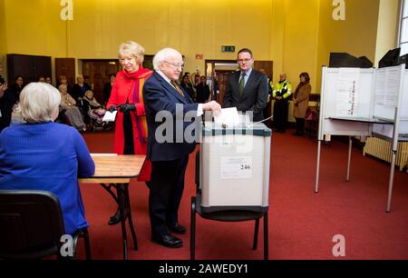 Dublin. 8 février 2020. Le président irlandais Michael D. Higgins a voté à un bureau de vote à Dublin, en Irlande, le 8 février 2020. L'élection générale de 2020 en Irlande a débuté à 7 h, heure locale (0700 GMT) le samedi matin comme prévu, avec la participation d'un nombre record de candidates, les médias locaux ont indiqué. Crédit: Xinhua/Alay Live News Banque D'Images