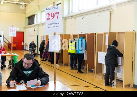 Dublin. 8 février 2020. Les électeurs ont voté dans un bureau de vote à Dublin, en Irlande, le 8 février 2020. L'élection générale de 2020 en Irlande a débuté à 7 h, heure locale (0700 GMT) le samedi matin comme prévu, avec la participation d'un nombre record de candidates, les médias locaux ont indiqué. Crédit: Xinhua/Alay Live News Banque D'Images