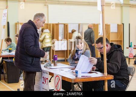 Dublin. 8 février 2020. Un électeur se prépare à voter dans un bureau de vote de Dublin, en Irlande, le 8 février 2020. L'élection générale de 2020 en Irlande a débuté à 7 h, heure locale (0700 GMT) le samedi matin comme prévu, avec la participation d'un nombre record de candidates, les médias locaux ont indiqué. Crédit: Xinhua/Alay Live News Banque D'Images