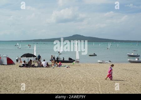 Moins de 18 concurrents sur la plage et dans l'eau à la voile Junior Sail Auckland Regatta 2020, Kohimarama Yacht Club, Auckland, NZ Banque D'Images