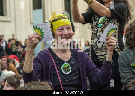 Londres, Royaume-Uni. 8 février 2020. Les manifestants disent au British Museum de mettre fin au parrainage de BP, une entreprise qui est l'une des plus contribuant au changement climatique et qui investit encore plus de combustibles fossiles. BP sponsorise l'exposition actuelle de Troy et les manifestants disent que BP arts et culture comme cheval de Troie pour cacher ses activités mortelles. Ils ont apporté un cheval de Troie au musée et quelques manifestants vêtus de dieux grecs et de Grecs anciens. Ils veulent aussi que le musée retourne des objets pillés du monde entier. Peter Marshall/Alay Live News Banque D'Images