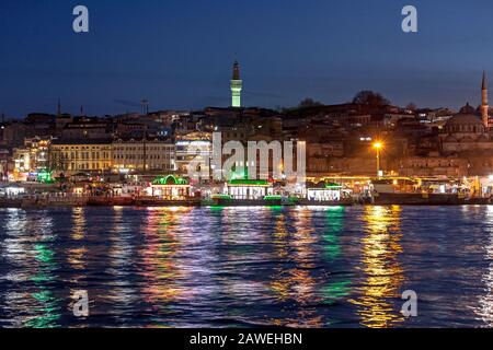 La Corne D'Or La Nuit Et La Tour D'Incendie Historique (Tour Seraskier) Eminonu - Istanbul, Turquie Banque D'Images