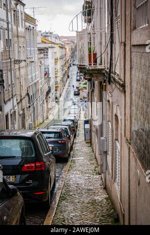 les voitures stationnées dans un steet étroit à lisbonne portugal europe Banque D'Images