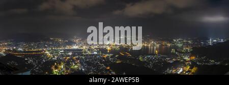 La ville de Nagasaki s'allume la nuit. Panorama nocturne depuis la plate-forme d'observation du Mont Inasa. Célèbre beauté pittoresque spot dans le monde Banque D'Images