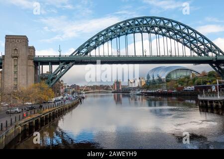 Newcastle Upon Tyne, Angleterre - 08 novembre 2019: Pont Tyne au-dessus de la rivière Tyne, Newcastle, Royaume-Uni avec bâtiment Gateshead Sage et le pont Gateshead Millennium en arrière-plan Banque D'Images