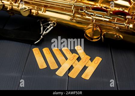 Le porte-parole est roseaux d'un saxophone avec un ténor sax sur fond gris en bois Banque D'Images