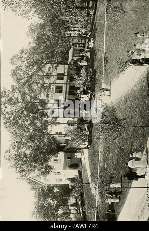 La première exposition de conservation et de ses bâtisseurs; Une histoire officielle de l'exposition nationale de conservation, tenue à Knoxville, Tenn., en 1913 et de ses précurseurs, les expositions des Appalaches de 1910-11, embrassant un examen du mouvement de conservation aux États-Unis de sa création à l'heure actuelle . loisirs, donnant à partir du principal étage une galerie d'images eftect. Ces écrans étaient aussi simples et directs que possible, avec des images pour raconter une grande partie de l'histoire. Ils étaient manifestement dignes d'intérêt pour les foules expositionnantes. À une extrémité de la galerie, aussi, une cl dentaire Banque D'Images