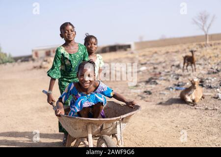 Les jeunes Descendants d'Afrique de l'Ouest Qui Collectent de l'eau douce dans un village Banque D'Images