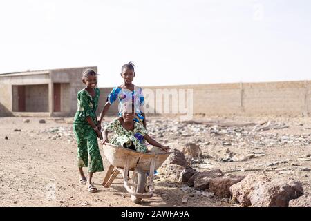 Véritable jeune fille africaine Rassemblement De l'eau Douce pour un concept d'aridité Banque D'Images