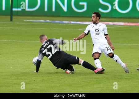 Swansea, Royaume-Uni. 8 février 2020. Wayne Rooney, du comté de Derby (32), glisse en dur pour remporter Wayne Routledge du championnat de Swansea City .EFL Skybet, Swansea City v Derby County au Liberty Stadium de Swansea, au sud du Pays de Galles, le samedi 8 février 2020. Cette image ne peut être utilisée qu'à des fins éditoriales. Utilisation éditoriale uniquement, licence requise pour une utilisation commerciale. Aucune utilisation dans les Paris, les jeux ou une seule édition de club/ligue/joueur. Pic par Andrew Orchard/Andrew Orchard sports photographie/Alay Live news crédit: Andrew Orchard sports photographie/Alay Live News Banque D'Images