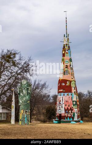 ED Galloway's Totem Pole Park, rempli de totems d'art folklorique avec un motif indien américain, le long de la route 66 près de Foyil, Oklahoma, États-Unis [pas de desseras de propriété Banque D'Images