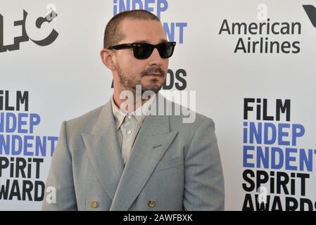 Santa Monica, États-Unis. 8 février 2020. Shia LaBeouf assiste à la 35ème édition annuelle du Film Independent Spirit Awards à Santa Monica, en Californie, le samedi 8 février 2020. Crédit: Upi/Alay Live News Banque D'Images