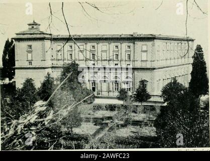 Promenades à Rome (y compris Tivoli, Frascati, et Albano) . tre de Domitian, fréquemment évoqué par les poètes.une porte dans le mur sur la droite de la voie qui mène donc totardsAlbano donne l'entrée à l'amphithéâtre (maintenant utilisé comme un repliement de chèvres), Ce qui était la scène de certaines des pires croiseries de l'empereur ThatEmpereur, pendant sa résidence. En tournant le coin rocheux au-delà du Cappuccini, nous venons atone sur l'une des scènes les plus exquises de cette terre de beauté, et regarder vers le bas sur le lac d'Albano (6 M. en circuit), à l'autre extrémité (à notre gauche) Castel Gandolfo se tient sur la colline-sid Banque D'Images