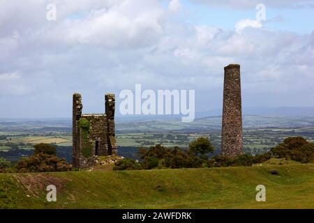 Ruines de la mine et de la cheminée D'étain De Wheal Jenkin , ancien lit de chemin de fer Liskeard et Caradon en premier plan, près de Minions, Bodmin Moor, Cornwall, Angleterre Banque D'Images