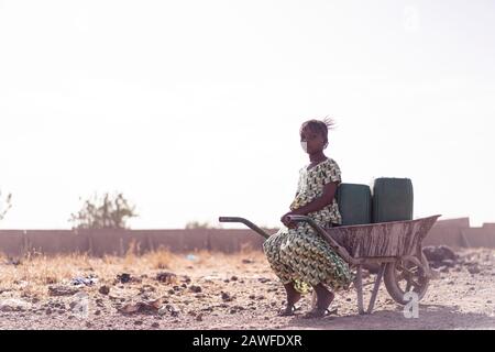 Magnifique Afrique de l'Ouest bébé Prenant De L'eau Vive dans une zone aride Banque D'Images