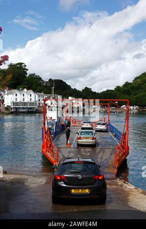 L'embarquement des voitures à Bodinnick ferry pour traverser la rivière Fowey Fowey, Cornwall à , Angleterre Banque D'Images