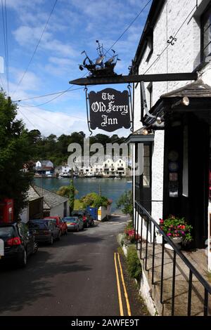 Old Ferry Inn and Hall Terrace Street, River Fowey en arrière-plan, Bodinnick, près de Fowey, Cornwall, Angleterre Banque D'Images