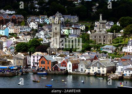 Vue sur la rivière Fowey depuis Hall Walk jusqu'à Fowey, tour de l'église St Finbarr au centre, Place House à R, Cornwall, Angleterre Banque D'Images