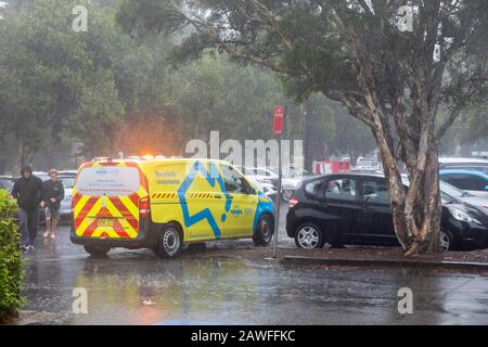 Sydney Australie, l'association automobile NRMA assiste à une panne de voiture à Avalon Beach pendant les tempêtes de février, en Australie Banque D'Images