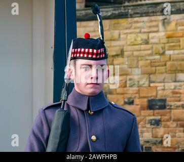 Le soldat du régiment Black Watch est sentinelle à la garde avec une baïonnette de fusil à l'entrée du château d'Édimbourg, en Écosse, au Royaume-Uni Banque D'Images