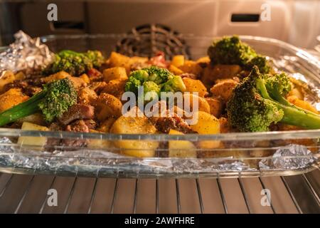 Ragoût de bœuf maison avec des légumes dans la fermeture du four Banque D'Images