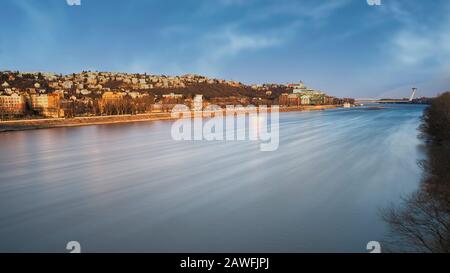 Danube et horizon de Bratislava à l'heure bleue, Slovaquie Banque D'Images