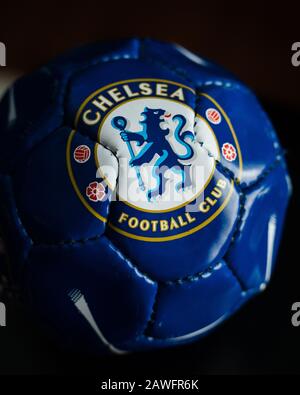 Gros plan sur le logo Chelsea Football Club sur un ballon de football miniature bleu Banque D'Images