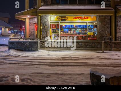 Canmore, Alberta, Canada – le 08 février 2020 : la boutique de Beamer’s Coffee Bar au centre-ville, vue la nuit Banque D'Images