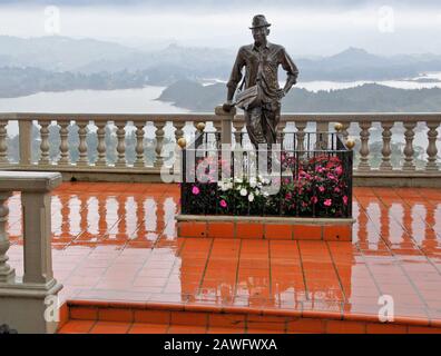 Statue de bronze de Luis Villegas Lopez sur balcon avec vue sur la Piedra Peñol (Peñol Rock) surplombant Embalse Peñol-Guatape (réservoir Peñol-Guatape) Banque D'Images