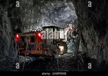 Forage jumbo en cours de configuration dans une mine souterraine Banque D'Images