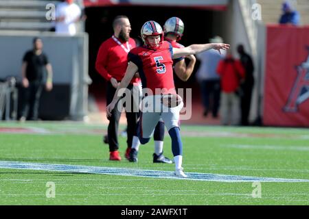 Houston, Texas, États-Unis. 8 février 2020. Houston Roughnecks punter Austin Rehkow (5) se réchauffe avant le match de la XFL en saison régulière entre les Roughnecks de Houston et les Wildcats de Los Angeles au stade TDECU à Houston, Texas, le 8 février 2020. Crédit: Erik Williams/Zuma Wire/Alay Live News Banque D'Images