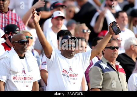 Houston, Texas, États-Unis. 8 février 2020. Un fan de Houston Roughnecks applaudisse à l'action pendant le match de la XFL en saison régulière entre les Roughnecks de Houston et les Wildcats de Los Angeles au stade TDECU à Houston, Texas, le 8 février 2020. Crédit: Erik Williams/Zuma Wire/Alay Live News Banque D'Images