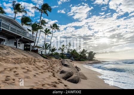 Sunset Beach, Hawaï/États-Unis - 1 janvier 2020: Perte de verges et de maisons en raison de l'érosion de la plage sur Sunset Beach, Oahu, Hawaï Banque D'Images