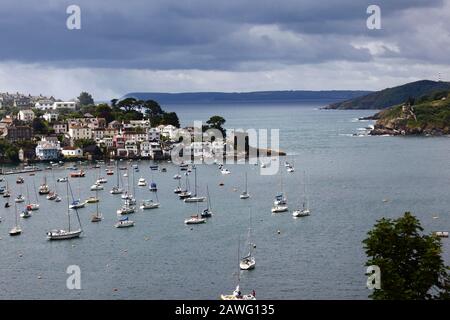 Vue sur l'estuaire de Polruan et de la rivière Fowey, le château de Polruan à la R du village en bout de champ, le château de Sainte Catherine à droite, Dodland point à l'horizon, Cornwa Banque D'Images